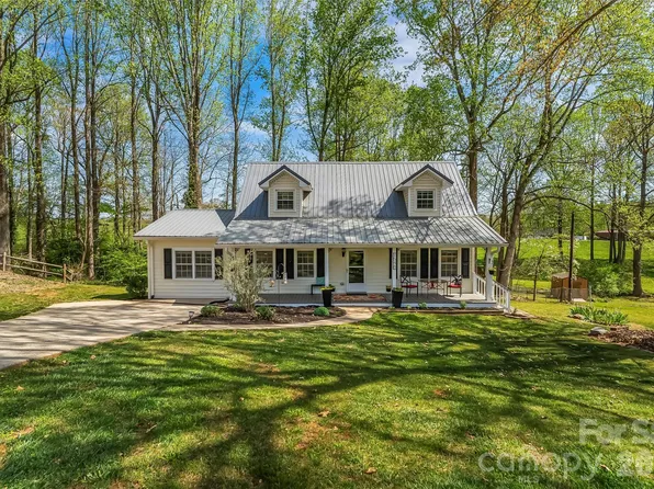 1548 Castell Ln, Hickory, NC 28601