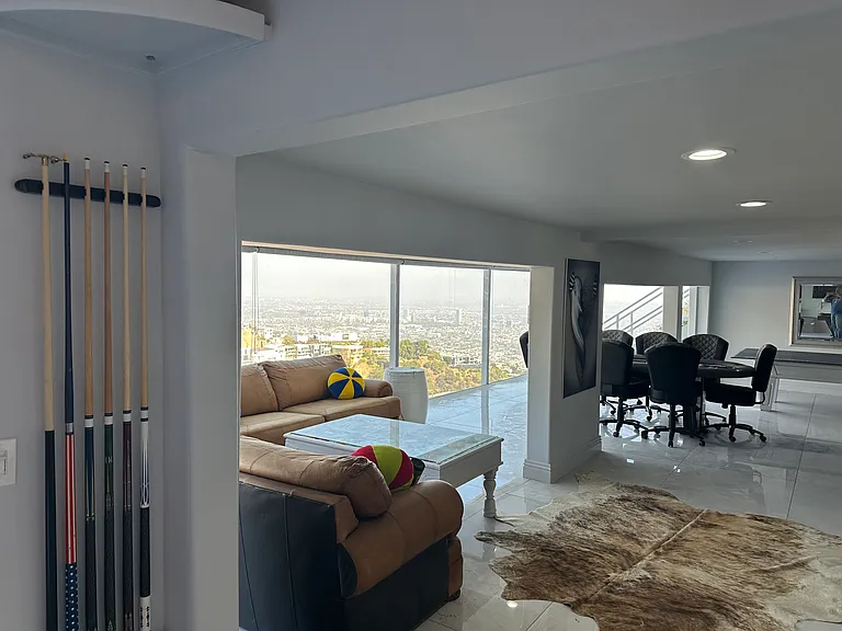 2195 Sunset Plaza Dr — Photo 10