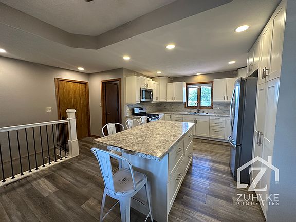 5th image of 320 N Sunset St