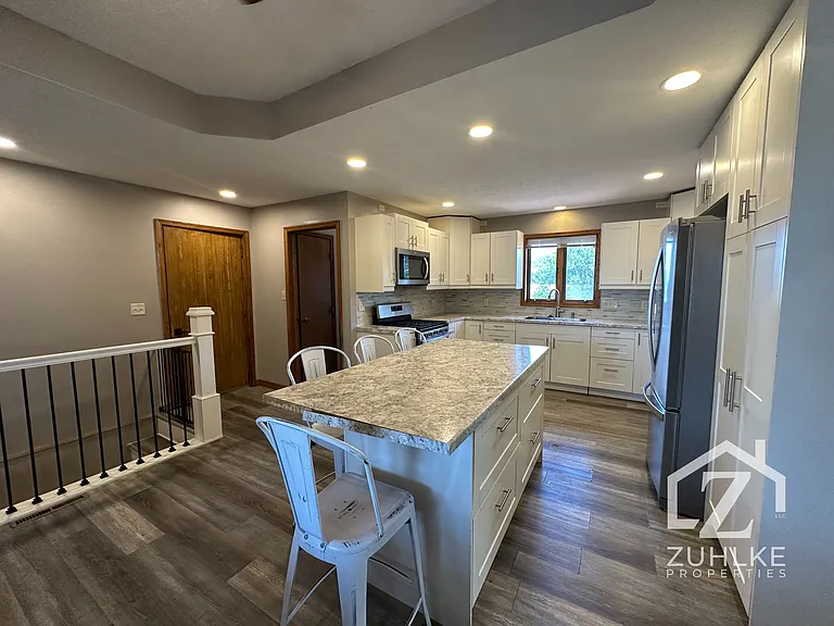 320 N Sunset St — Photo 5