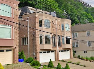 592 Undercliff Ave, Edgewater, NJ 07020