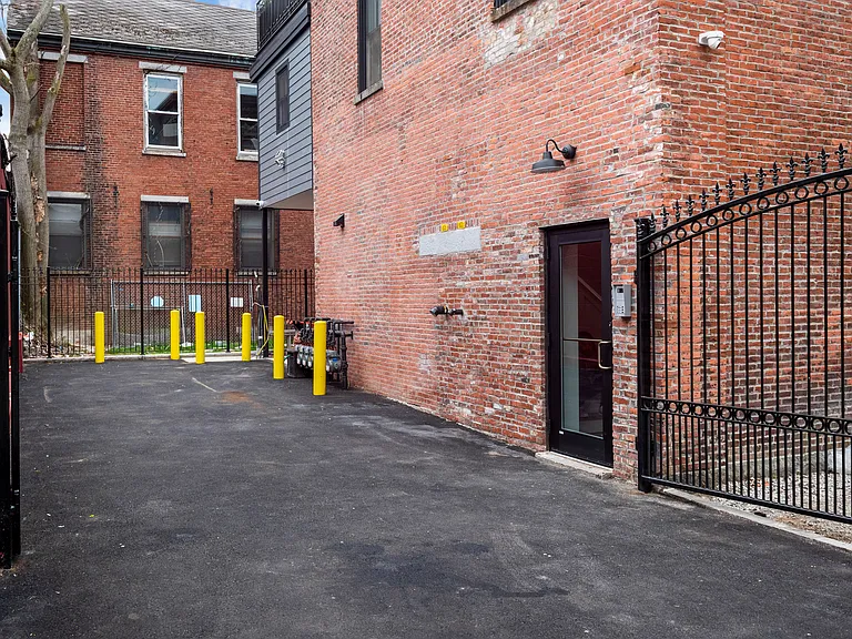 140 Middlesex St #3 — Photo 31