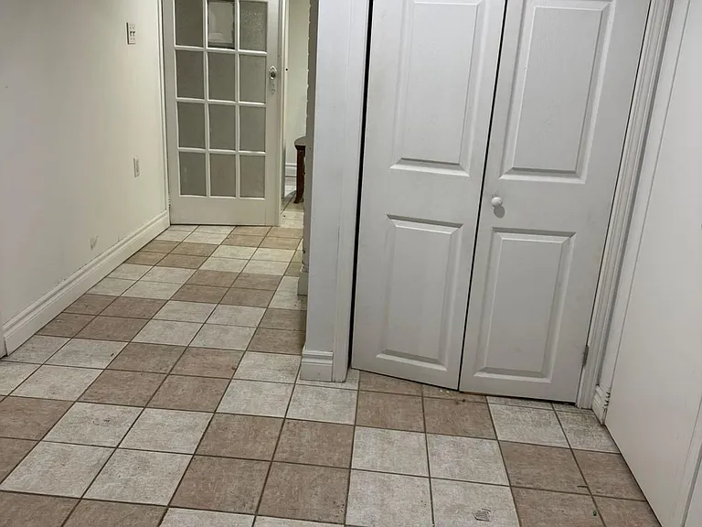 80 Vanbrugh Ave #BASEMENT — Photo 4
