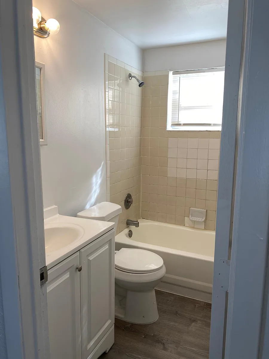 Building Photo - 223 SW 3rd Ct #B