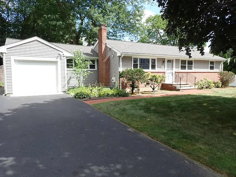 131 Jarvis Cir — Photo 1