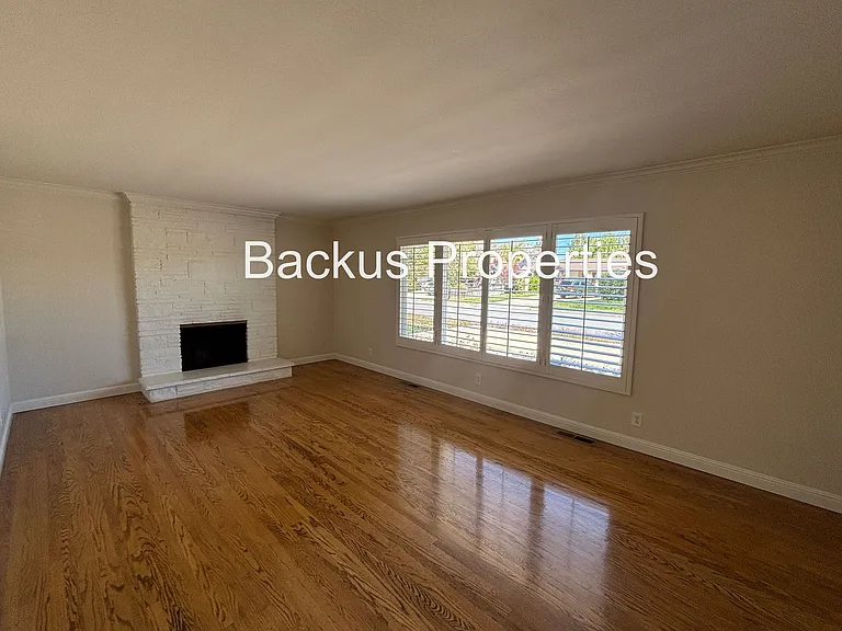 211 Chaucer Dr — Photo 6