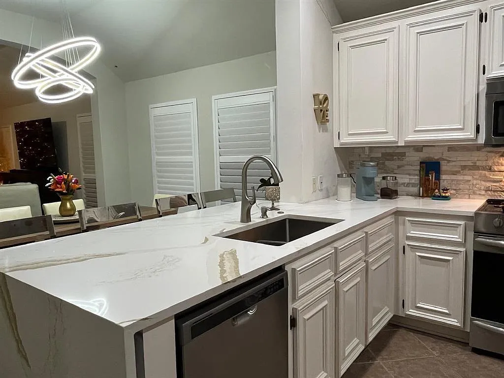 3 bed, 2.0 bath, 1848 sqft, $2,200 — Photo 2