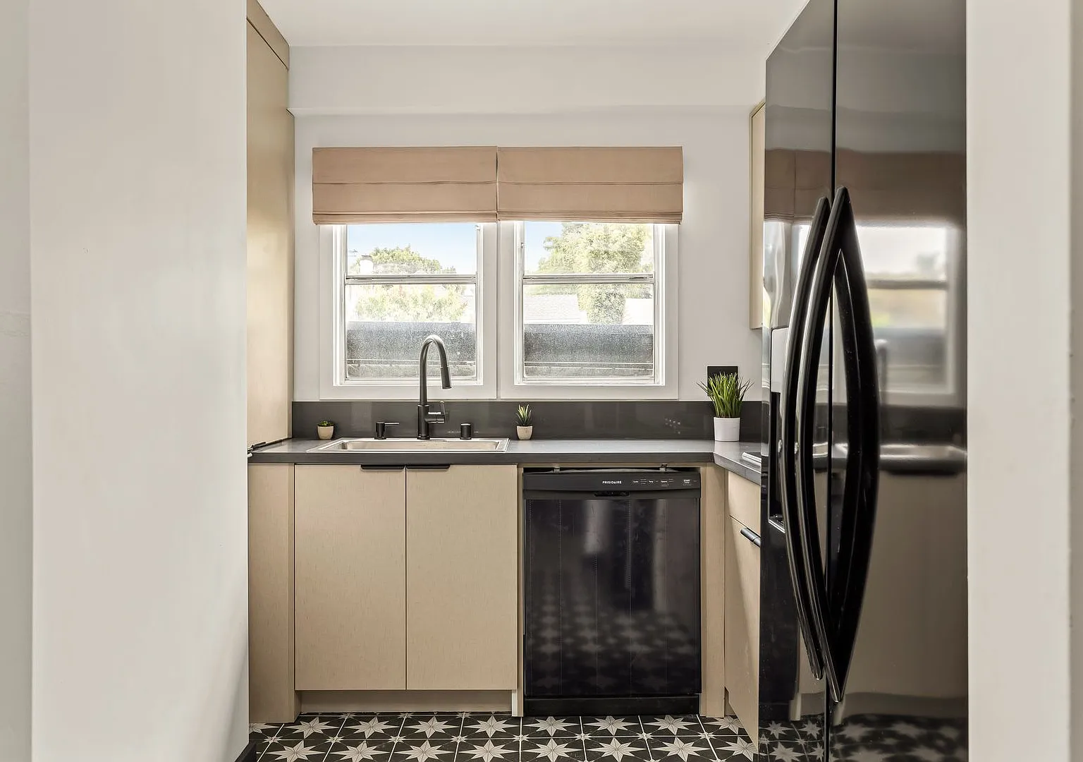 A 4 Bedroom, 3 Bathroom apartment with common areas and a fully functional kitchen at 1476 Malcol... — Photo 2