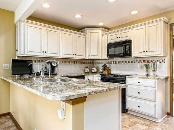 3rd image of 9058 Picardy Ct