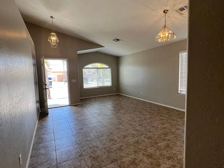 33889 N Barbara Dr — Photo 4