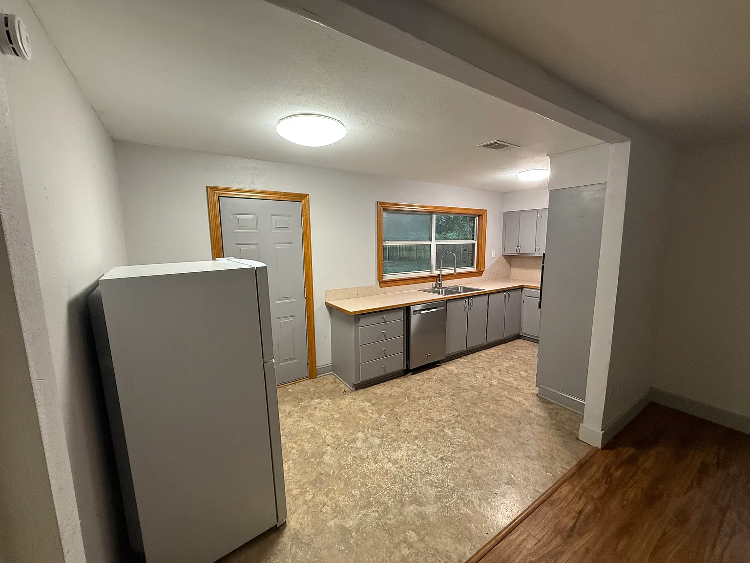3 bed, 1.5 bath, 1100 sqft, $1,500 — Photo 3