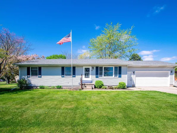 8 Arrowhead Dr, Toulon, IL 61483