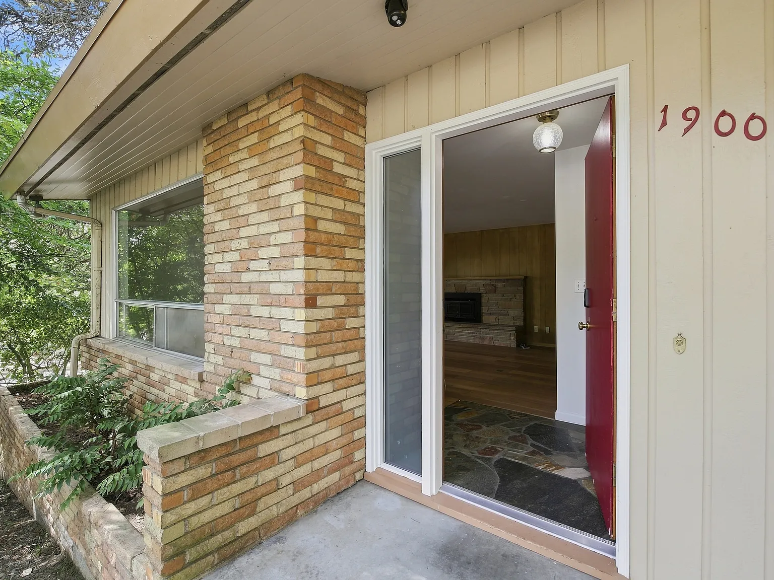 3 bed, 1.5 bath, 1630 sqft, $4,100 — Photo 3