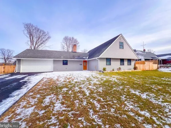 311 Snowball Dr, Levittown, PA 19056