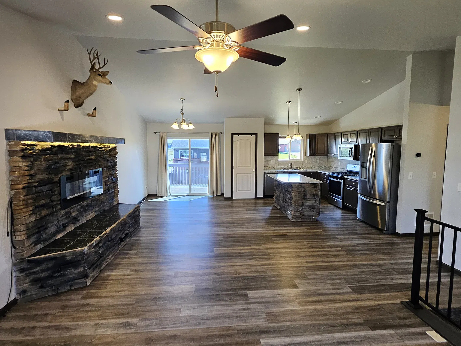 4 bed, 2358 sqft, $2,400 — Photo 2