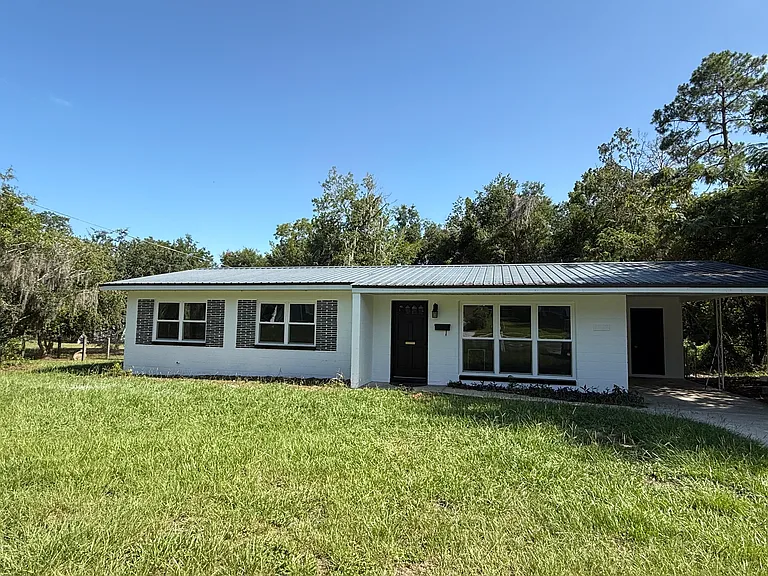 1092 NW Ashley St — Photo 1