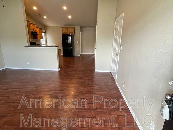 4th image of 32 W Fairlane Ct