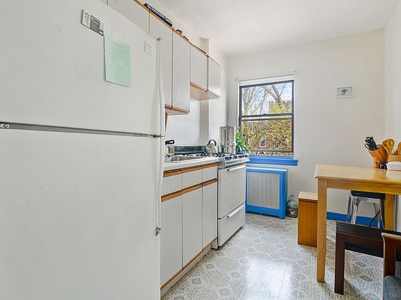 4th image of 2388 Crescent St