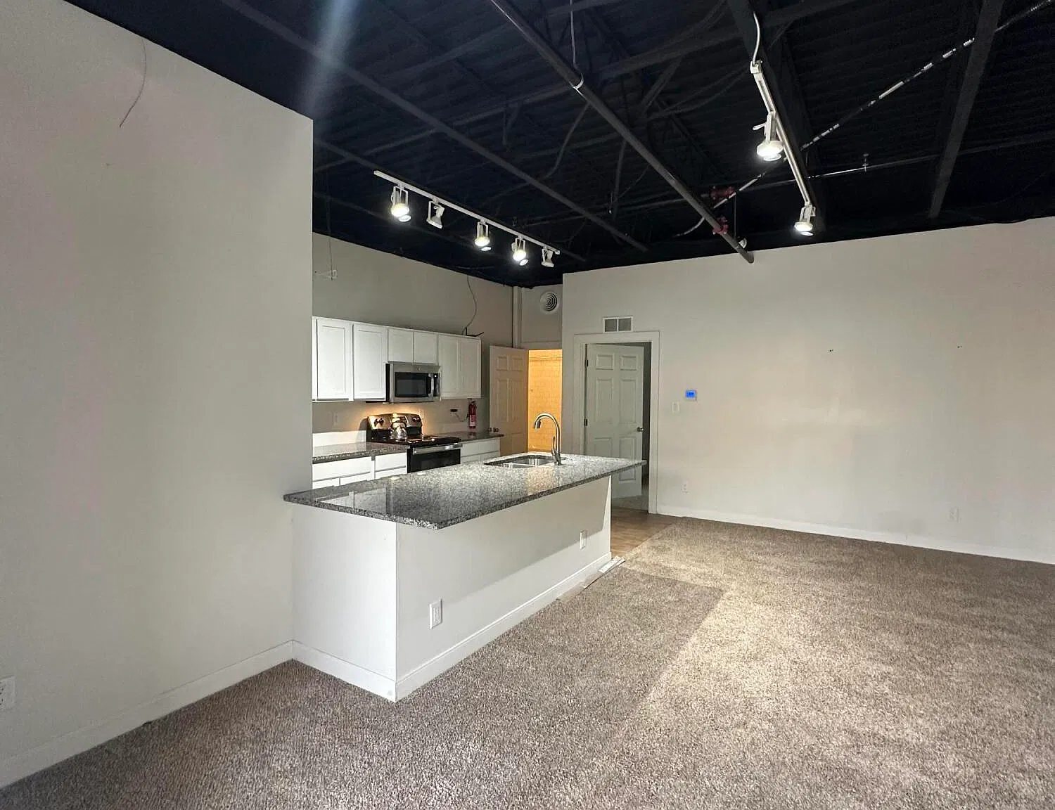 1 bed, 1.0 bath, 890 sqft, $1,400 — Photo 4