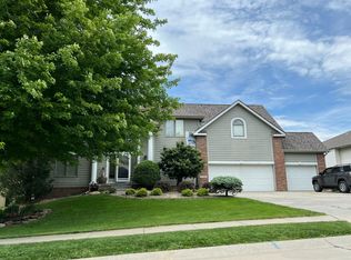 17562 Pine St, Omaha, NE 68130