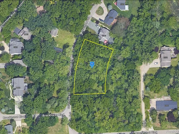 5555 Stanhope St, West Bloomfield, MI 48322