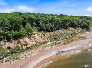 2121 N Scenic Dr, Muskegon, MI 49445