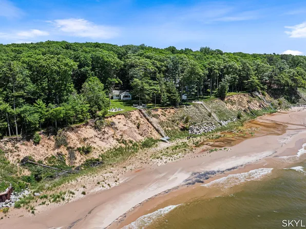 2121 N Scenic Dr, Muskegon, MI 49445