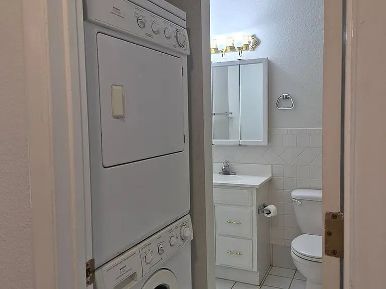 925 Country Club Dr SE #C — Photo 8