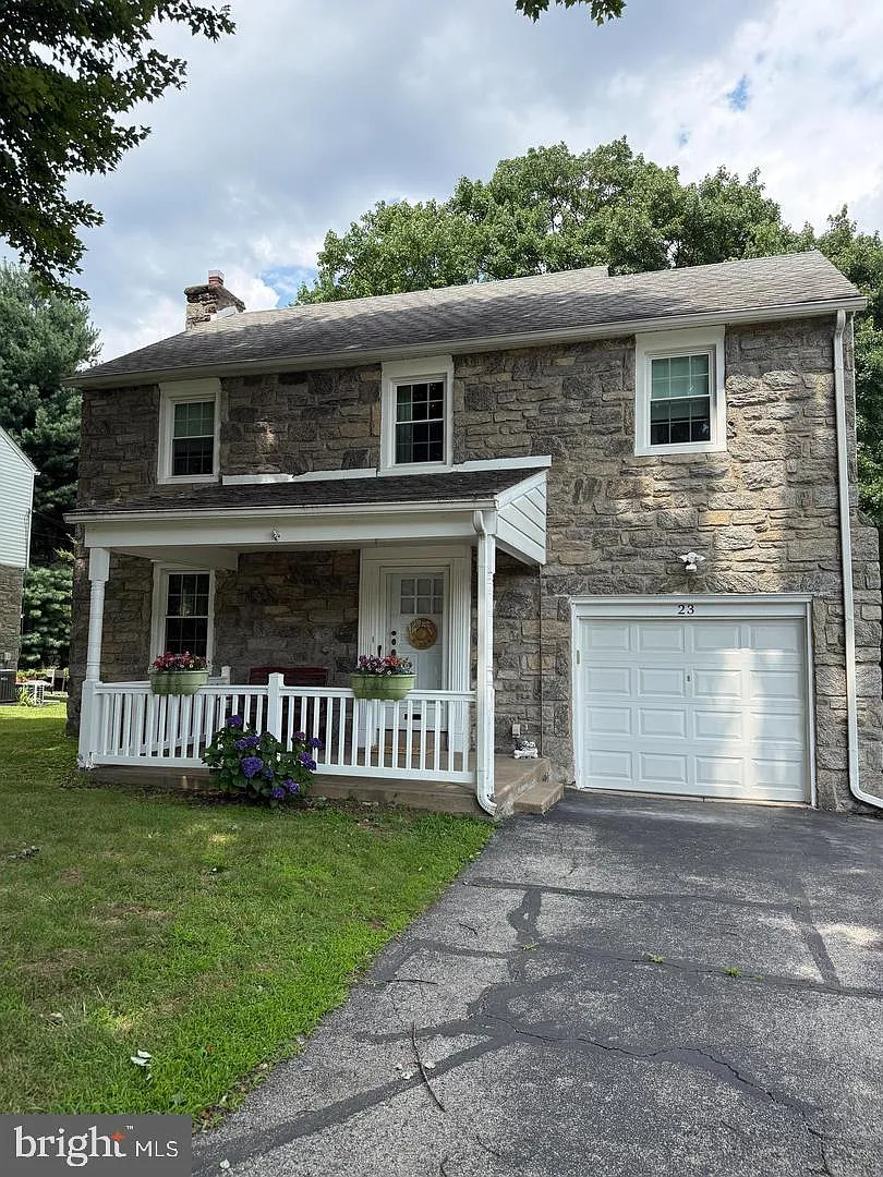 3 bed, 1.5 bath, 1418 sqft, $2,995 — Photo 1