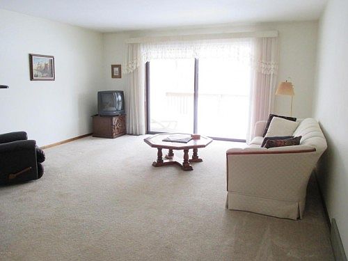 3rd image of 4841 Meadowview Ct