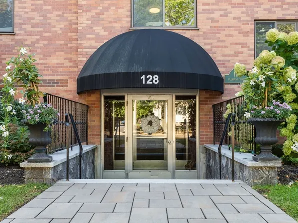 128 Pleasant St APT 105, Arlington, MA 02476