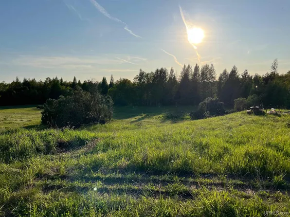 2624 155th Ln, Escanaba, MI 49829