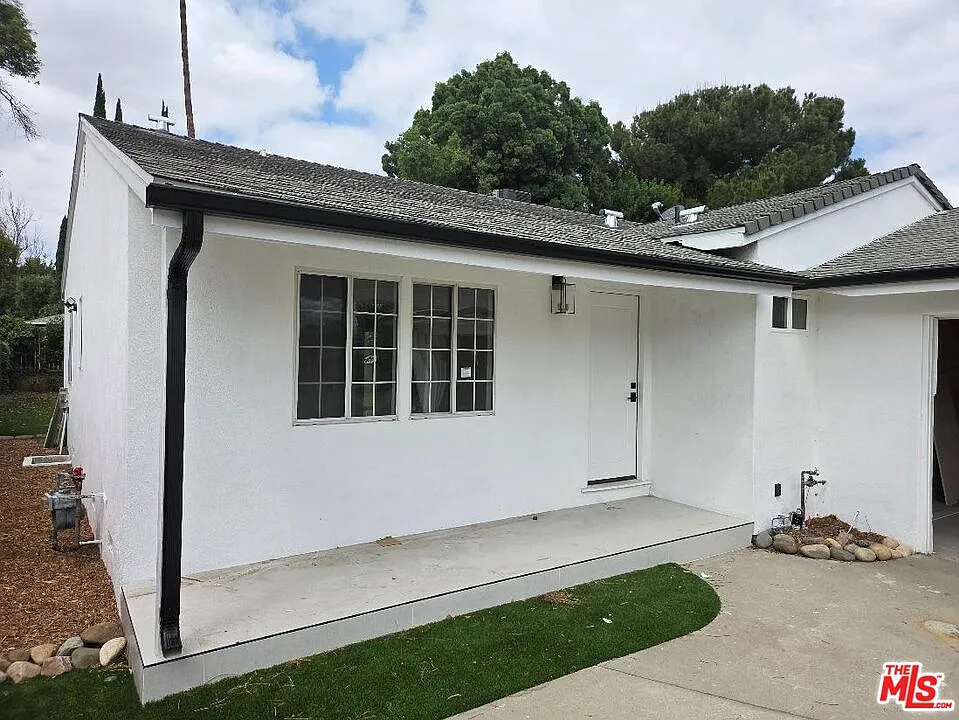 3 bed, 2.0 bath, 1301 sqft, $5,500 — Photo 2