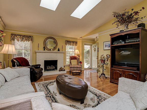 Cathedral ceilings, oak flrs