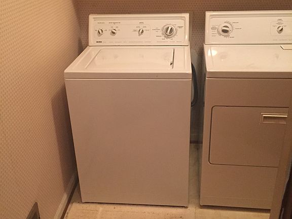 Spacious laundry room 