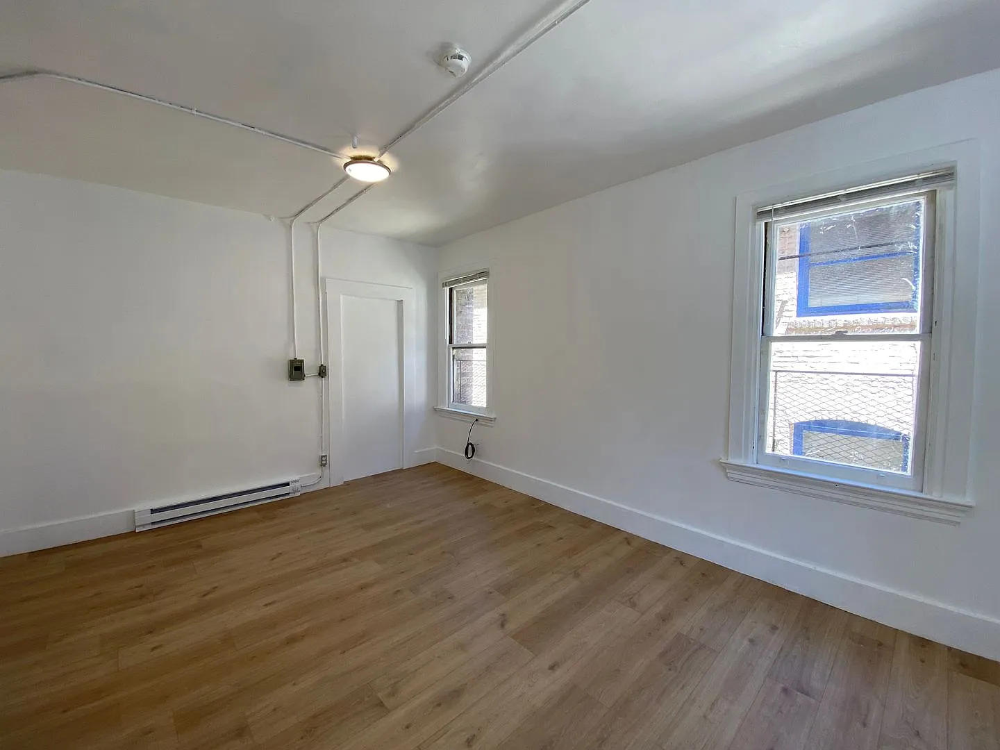New Renovated, Spacious Street-Facing Private Room in the heart of Chinatown — Photo 2