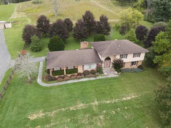 214 Rabbit St, Cedar Bluff, VA 24609