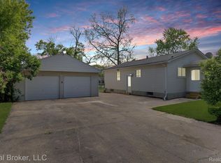 2098 E McLean Ave, Burton, MI 48529