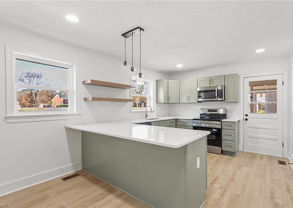 1st image of 897 Bray Blvd
