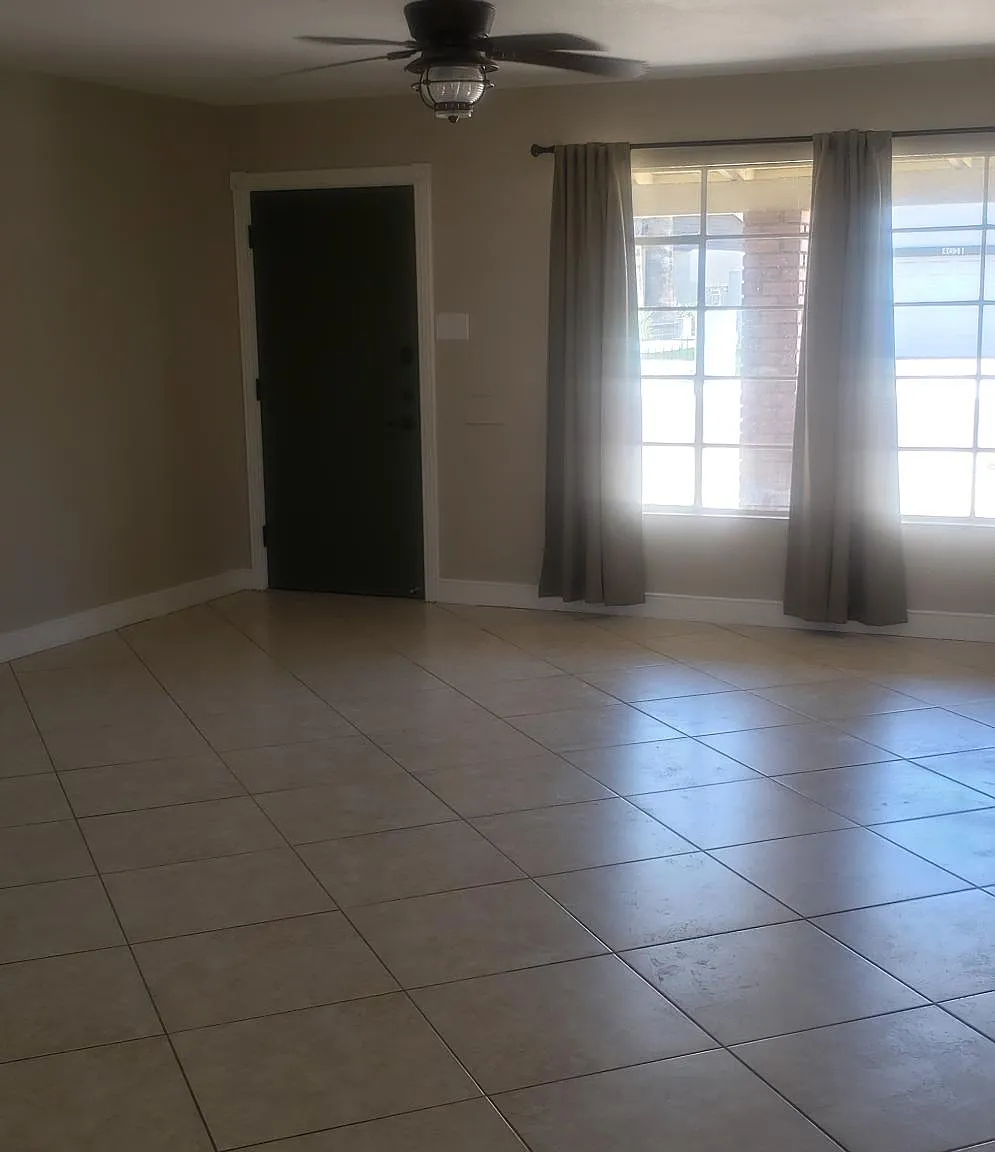 3 bed, 1301 sqft, $2,550 — Photo 2
