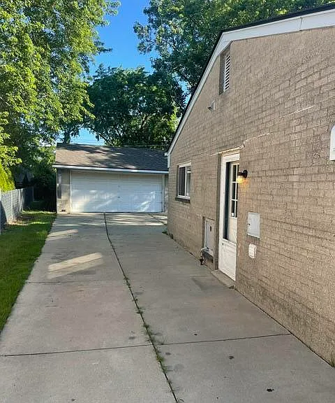 8375 Hillcrest Blvd — Photo 2