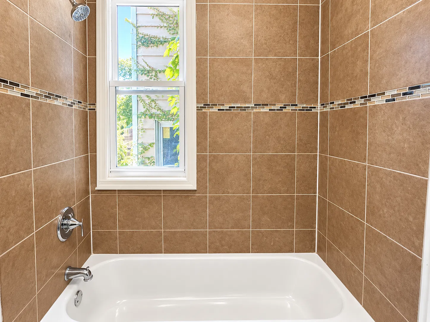 3 bed, 1200 sqft, $2,045 — Photo 4