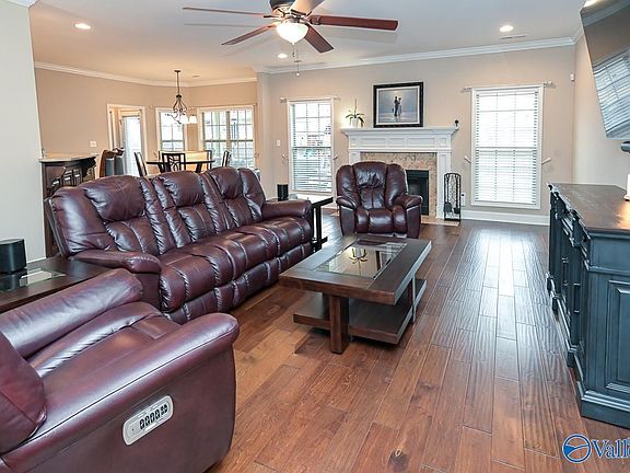 5th image of 400 Creekwater Cir NW