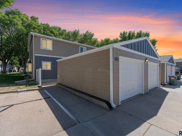 1210 S Bridgeport Pl, Sioux Falls, SD 57106