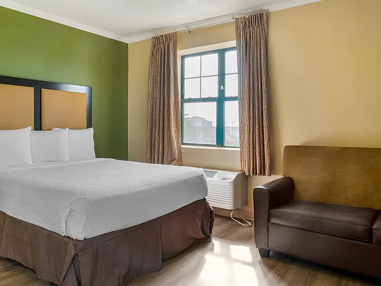 Deluxe Studio - 1 Queen Bed