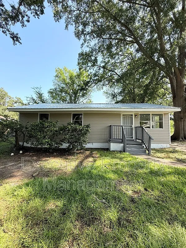 3 bed, 1.0 bath, 1038 sqft, $1,200 — Photo 1