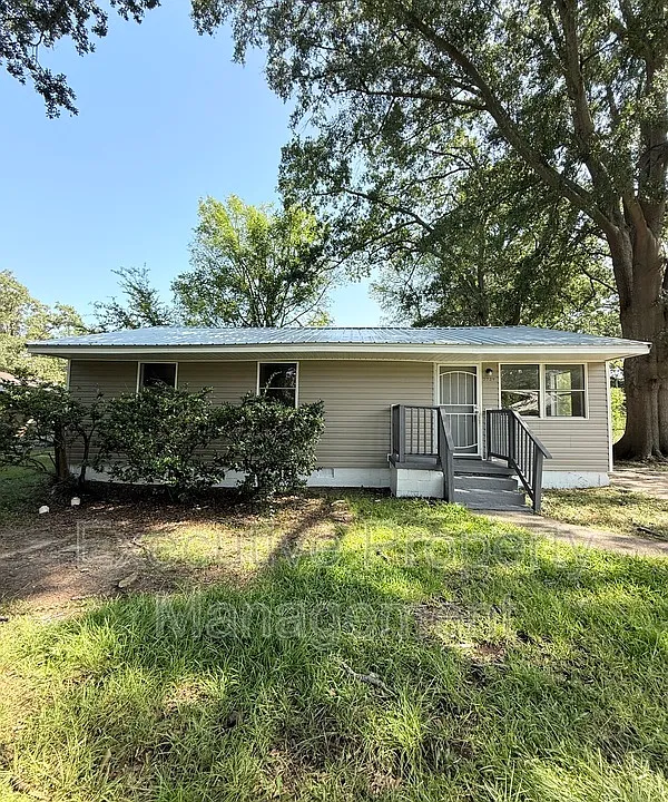 2724 Lee Ave