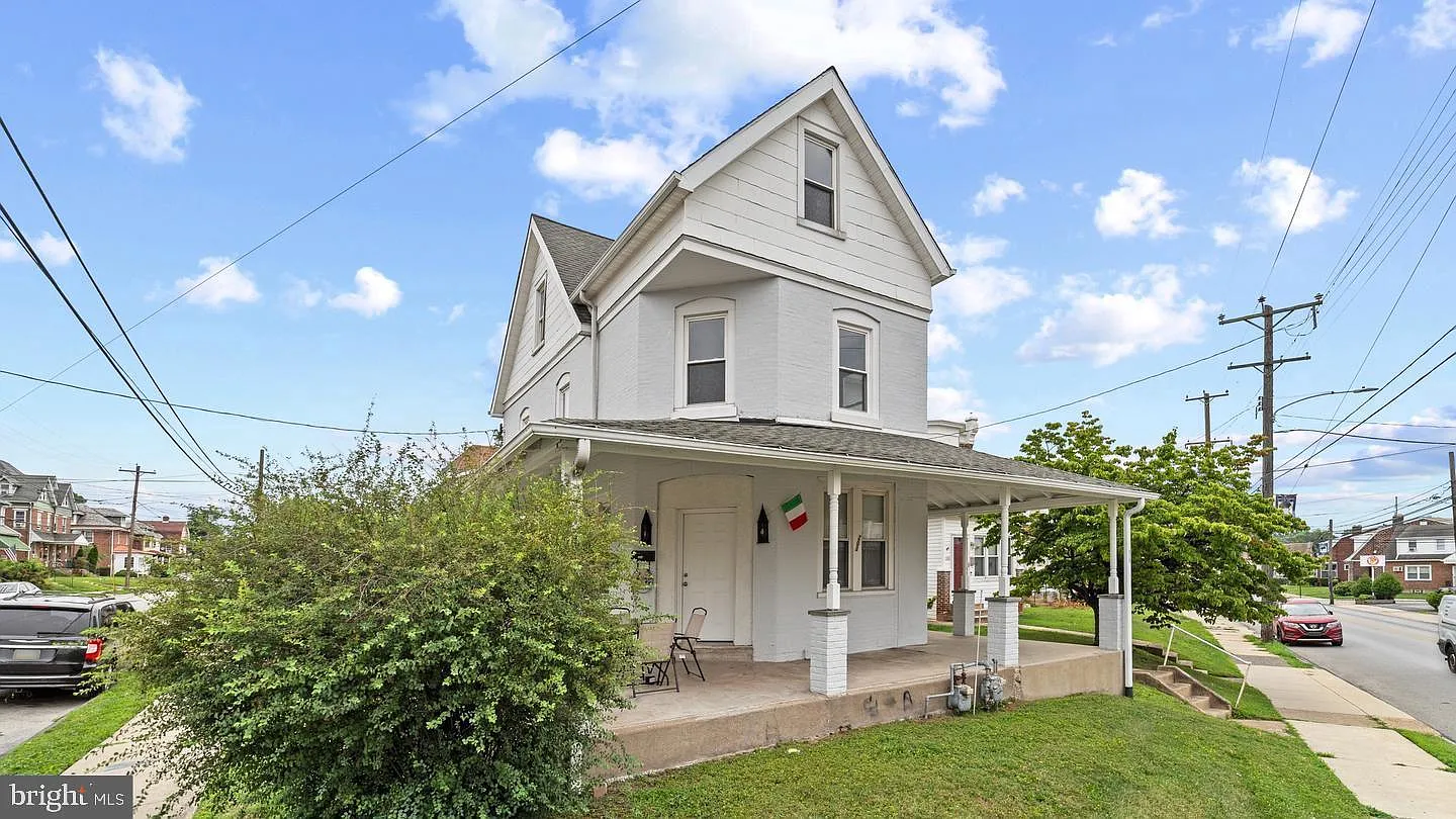 4 bed, 1.5 bath, 2345 sqft, $2,000 — Photo 1
