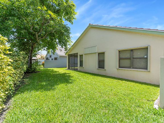 4th image of 10430 Lexington Circle S