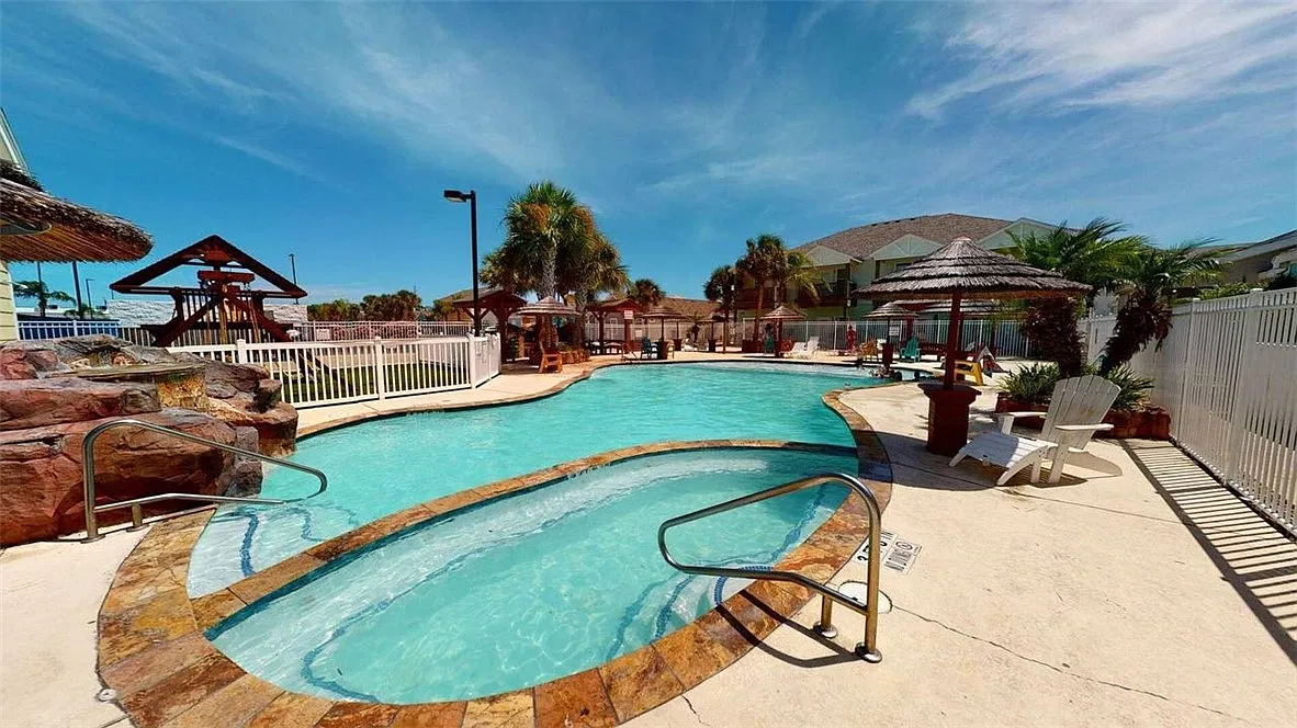 3 bed, 2.0 bath, 1272 sqft, $2,500 — Photo 2